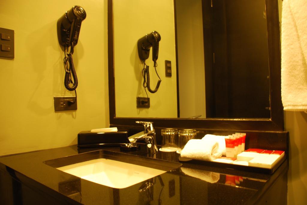 Amelie Hotel Манила Екстериор снимка